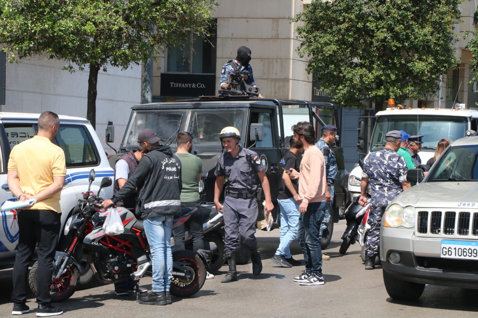 بالصور - بدء تنفيذ خطة أمنية متشددة في بيروت وضواحيها